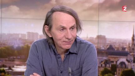 Michel Houellebecq sur le plateau du journal de 20 heures de France 2, &agrave; Paris, le 6 janvier 2015. (FRANCE 2)