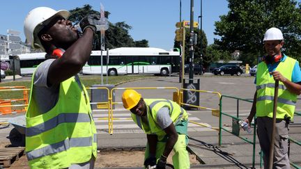 Des ouvriers sur un chantier le 18 juillet 2017 à Nantes (Loire Atlantique).&nbsp; (EDDY LEMAISTRE / MAXPPP)