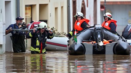 Rescue workers help local residents to evacuate from their flooded houses in Grimma, eastern Germany, on June 3, 2013. (JAN WOITAS / DPA / AFP)