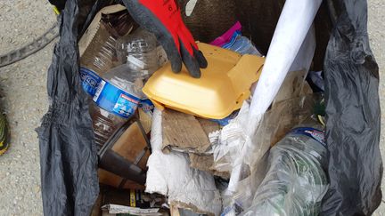 Des déchets remplissent un sac poubelle. (SUZANNE SHOJAEI / FRANCE BLEU PARIS / RADIO FRANCE)