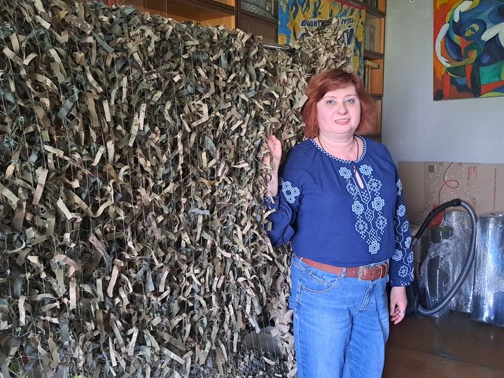 Anna Koukhanovska confectionne des filets de camouflage depuis chez elle à Kharkiv. (VIRGINIE PIRONON / RADIO FRANCE)