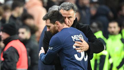 Christophe Galtier et Lionel Messi lors du match contre Angers, en Ligue 1, le 11 janvier 2023. (BERTRAND GUAY / AFP)