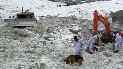 après l’avalanche du samedi 7 avril 2012.

Malgré les moyens très lourds déployés dans cette zone reculée aux conditions météorologiques difficiles, aucun survivant n’a pu être retrouvé.

Cent cinquante militaires, aidés de déneigeuses, d’hélicoptères et de chiens renifleurs ont ratissés pendant plusieurs jours la zone, en vain.

Le Premier ministre indien, Manmohan Singh, a offert son aide au président pakistanais, Asif Ali Zardari. Ce dernier l'a remercié sans toutefois répondre à cette proposition. (AFP PHOTO / INTER SERVICES PUBLIC RELATIONS)