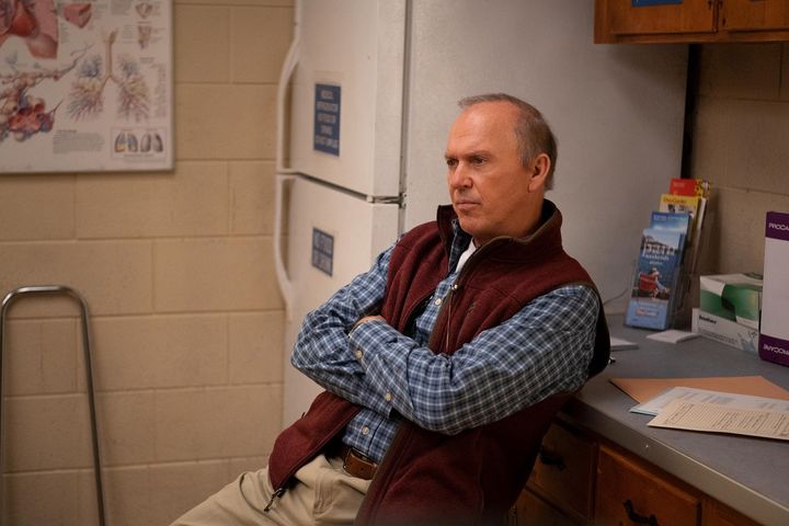 L'acteur Michael Keaton interprète un médecin dans la série Dopesick.&nbsp; (HULU)