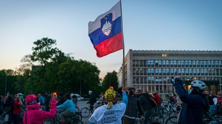 Des manifestants à vélo dans la capitale, Ljubljana, en Slovénie, le 8 mai 2020. Ils accusent le gouvernement de centre droit de corruption et d'utiliser le Covid-19 pour restreindre les libertés.&nbsp; (JURE MAKOVEC / AFP)