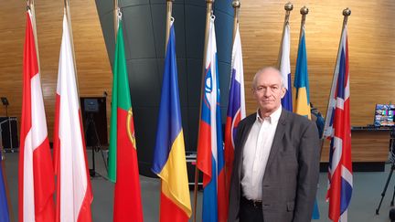 L'eurodéputé Richard Corbett pose une dernière fois devant le drapeau britannique au Parlement européen à Bruxelles. (ANGELIQUE BOUIN / RADIO FRANCE)
