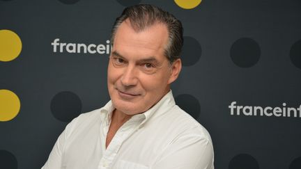 Samuel Labarthe, acteur principal de "Les petits meurtres d’Agatha Christie" sur France 2 (JEAN-CHRISTOPHE BOURDILLAT / RADIO FRANCE)