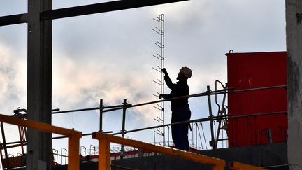 Un ouvrier sur un chantier à Bordeaux (Gironde), le 28 novembre 2018. (GEORGES GOBET / AFP)