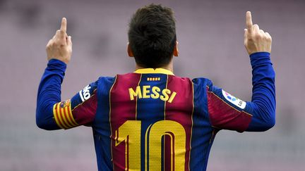 Lionel Messi sous le maillot du FC Barcelone après avoir marqué contre le Celta Vigo, au Camp Nou, le 16 mai 2021. (PAU BARRENA / AFP)