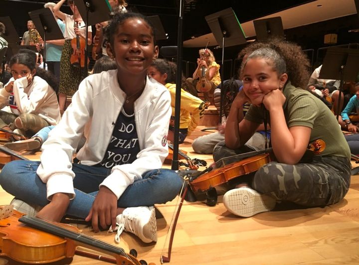 Deux jeunes musiciennes à la Philarmonie de Paris (Claire Leys)