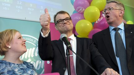 Le d&eacute;put&eacute; centriste Juha Sipil&auml; c&eacute;l&egrave;bre la victoire du Centre aux &eacute;lections l&eacute;gisltatives finlandaises, &agrave; Helsinki, le 19 avril 2015. (MARKKU ULANDER / LEHTIKUVA /AFP)