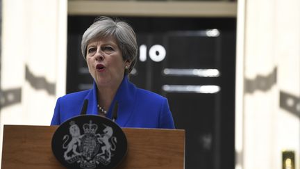 La Première ministre du Royaume-Uni, Theresa May, s'exprime après l'annonce des résultats des législatives, le 9 juin 2017, au 10 Downing Street à Londres.&nbsp; (JUSTIN TALLIS / AFP)