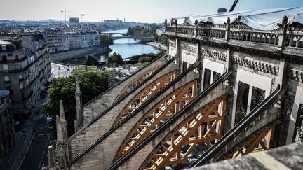 Les arcs-boutants de Notre-Dame de Paris ne sont pas encore stabilisés. (STEPHANE DE SAKUTIN / POOL)