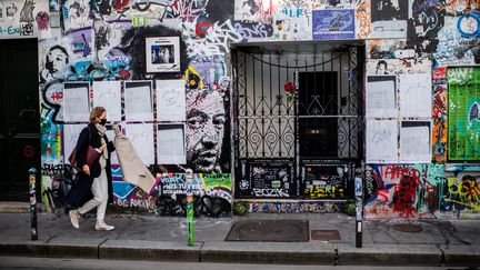La demeure de Serge Gainsbourg, recouverte de graffitis et de mots d'amour, rue de Verneuil (Paris 7e), le 2 mars 2021. (MARTIN BUREAU / AFP)