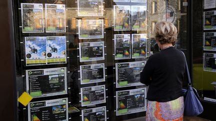 La vitrine d'une agence immobilière&nbsp;à La Gacilly ( Morbihan), en septembre 2013. (ALAIN LE BOT / AFP)