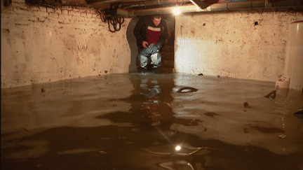 Après les inondations dans le Pas-de-Calais, de nombreuses boutiques sont encore submergées d’eau, dimanche 19 novembre. À Arques, un boucher espère pouvoir rouvrir pour les fêtes de fin d’année. Reportage. (France 2)