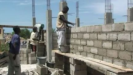 La capitale somalienne revit après des années de guerre. Le secteur du bâtiment est l'un des plus florissants dans cette ville où tout est à reconstruire. (FTV)