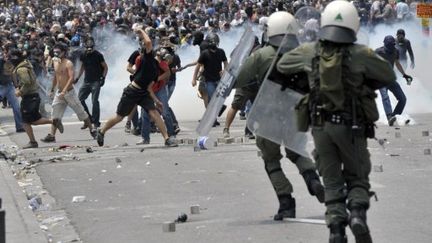 Les manifestants s'affrontent avec la police anti-émeute devant le Parlement grec le 29 Juin 2011 à Athènes (AFP PHOTO / ARIS MESSINIS)