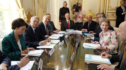 La patronne du Medef, Laurence Parisot a &eacute;t&eacute; re&ccedil;u mardi 29 ma 2012 le Premier ministre Jean-Marc Ayrault et quatre ministres &agrave; Matignon dans le cadre des consultations des partenaires sociaux (THOMAS SAMSON / POOL)