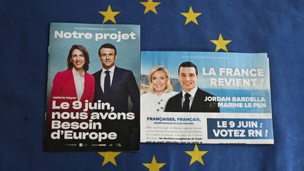 Des affiches de campagne de Valérie Hayer et Jordan Bardella, respectivement têtes de liste de la majorité et du Rassemblement national pour les élections européennes. (MAGALI COHEN / HANS LUCAS / AFP)