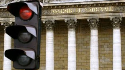 Feu rouge devant l'Assemblée nationale (MARTIN BUREAU / AFP)