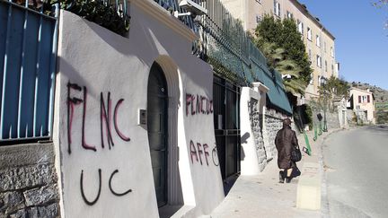 Des graffitis du Front de lib&eacute;ration nationale de la Corse (FLNC), &agrave; Corte (Haute-Corse), le 12 d&eacute;cembre 2012. (PASCAL POCHARD-CASABIANCA / AFP)