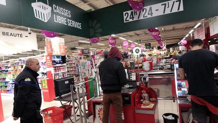 Des consommateurs utilisent des caisses en libre-service, le 14 mars 2019, au supermarché Casino de Montpellier (Hérault). (GUILLAUME BONNEFONT / MAXPPP)