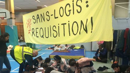 Une banderole installée par le DAL dans le gymnase Roquépine, le 3 février 2019 à Paris. (DAL)