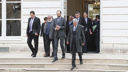 Les élus calédoniens autour du Premier ministre, Edouard Philippe, le 2 novembre 2017 à Matignon. (JACQUES DEMARTHON / AFP)