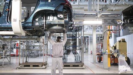 Un employé de l'usine PSA Peugeot Citroen à Mulhouse, le 9 avril 2019. (SEBASTIEN BOZON / AFP)