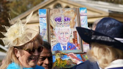 La foule en attente devant le palais de Buckingham, à Londres, pour célébrer la cérémonie de couronnement du roi Charles III de Grande-Bretagne et de son épouse Camilla, reine consort, en tant que roi et reine du Royaume-Uni et des nations du Commonwealth, le 6 mai 2023. (YUI MOK / POOL / AFP)