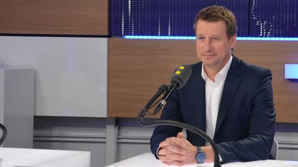 Yannick Jadot,&nbsp;député européen EELV, qualifié pour le second tour de la primaire des écologistes. (JEAN-CHRISTOPHE BOURDILLAT / RADIO FRANCE)