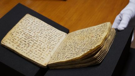 Un fragment de manuscrit du Coran expos&eacute; &agrave; la biblioth&egrave;que de l'universit&eacute; de T&uuml;bingen, en Allemagne, que le directeur du projet Corpus Coranicum, Michael Marx, estime avoir &eacute;t&eacute; copi&eacute; entre 649 et 675. (ANADOLU AGENCY)