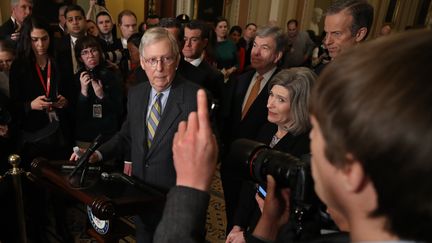 Le che de la majorité au Sénat, le républicain Mitch McConnell, répond aux questions des journalistes, mardi 14 janvier 2020.&nbsp; (CHIP SOMODEVILLA / GETTY IMAGES NORTH AMERICA / AFP)