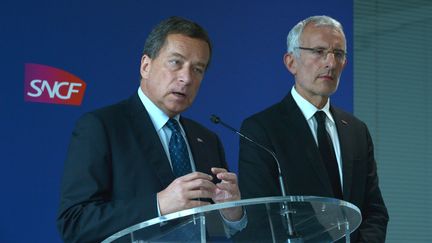 Le PDG de SNCF Réseau,&nbsp;Jacques Rapoport, et le PDG de la SNCF, Guillaume Pepy, lors d'une conférence de presse à la Plaine-Saint-Denis, le 19 novembre 2015. (ERIC PIERMONT / AFP)