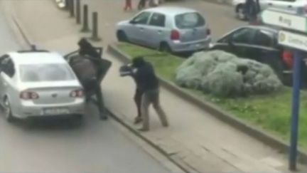 L'arrestation d'un homme filmé par un témoin amateur à Anderlecht, une commune de Bruxelles (Belgique). (EVN / FRANCETV INFO)