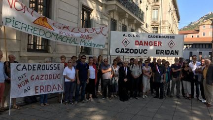 Des opposants au projet de gazoduc Eridan devant le tribunal administratif de Grenoble, le 18 septembre 2018. (FRANCOISE VALENTIN / MAXPPP)