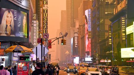 La même lueur enveloppait les rues de Manhattan, près de Times Square, toujours le 7 juin 2023. (EFREN LANDAOS / SIPA USA / SIPA)