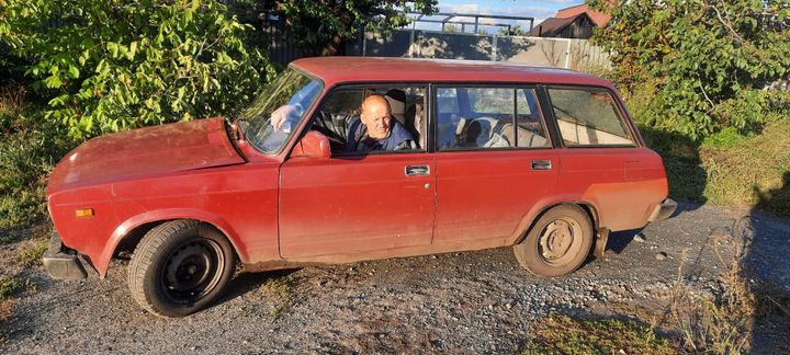 Igor, à bord de sa Lada. (OMAR OUAHMANE / RADIO FRANCE)