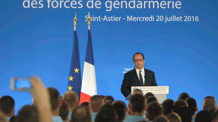 &nbsp; (François Hollande lance un appel à tous les Français devant des réservistes en formation à Saint-Astier © MaxPPP)