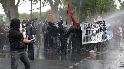 150 black bock environ participent à une manifestation contre la politique du gouvernement, à Rouen (Seine-Maritime), le 26 mai 2018. (MAXPPP)