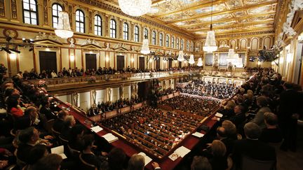 L'orchestre philharmonique de Vienne (Autriche), lors du traditionnel concert du Nouvel An, le 1er janvier 2013. (DIETER NAGL / AFP)