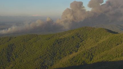 Vue du massif des Maures, en proie aux flammes, le 17 août 2021. (HANDOUT / SECURITE CIVILE)