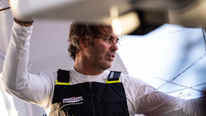 Comme l'ensemble de la classe Imoca, le bateau de Yannick Bestaven (Maître Coq V) est toujours amarré au Havre, en attente d'un départ. (JEREMIE ELOY)