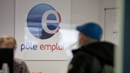 Le logo de Pôle emploi dans les Hautes-Alpes, le 14 mars 2022. (THIBAUT DURAND / HANS LUCAS / AFP)