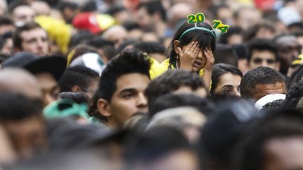 Les enfants, comme cette fillette qui suivait le match sur un &eacute;cran g&eacute;ant de Sao Paulo, sont au moins aussi affect&eacute;s que les adultes par l'humiliation de la d&eacute;faite. (MIGUEL SCHINCARIOL / AFP)