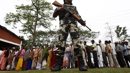 A dos de chameau dans le d&eacute;sert du Rajasthan ou enfonc&eacute; jusqu'aux genoux dans les neiges de l'Himalaya, les organisateurs des plus grandes &eacute;lections jamais organis&eacute;es, ont d&eacute;ploy&eacute; les grands moyens pour permettre &agrave; tous de voter.&nbsp; (RUPAK DE CHOWDHURI / REUTERS)