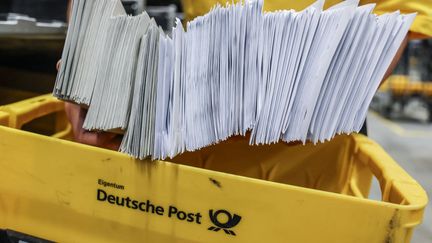 L'homme a reçu dix caisses jaunes contenant 1 700 courriers identiques. Photo d'illustration. (OLIVER BERG / DPA / VIA AFP)