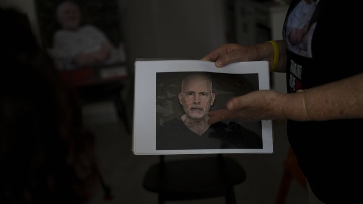 Aviva Siegel, ancienne otage du Hamas, montre une photo de son mari Keith Siegel, toujours prisonnier du groupe islamiste, à Tel-Aviv, le 29 septembre 2024. (MAYA ALLERUZZO / AP / SIPA)