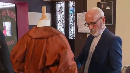 À Moulins (Allier), un collectionneur de robes anciennes expose actuellement ses trésors, parfois chinés chez Emmaüs. Visite guidée aux côtés de ce passionné. (FRANCE 3)